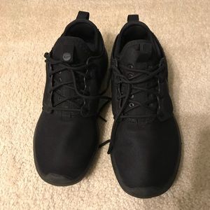 BLACK NIKE ROSHES NEW -MAKE AN OFFER